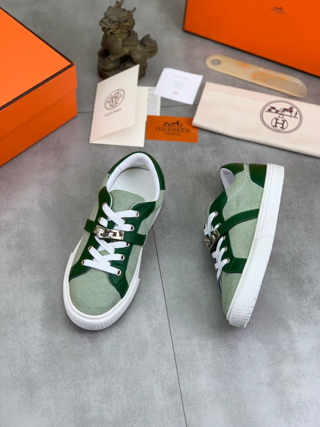 Men's men's shoes 💰P640 New Hermes top version Hermès classic couple style #𝐊𝐞𝐥𝐥𝐲 buckle casual white shoes skateboard shoes that will not conflict with shoes at all. Full of unknowns, Hermès rarely produces flat casual shoes and they are paired with classic palladium-plated Kelly shoe buckles! You'll fall in love with it at first sight. It's super versatile and can be worn with any skirt or pants. 🉑️Close your eyes and wear it. It's super noble. Fabric: Specific cowhide/canvas material. Lining: Sheepskin lining. Outsole: Original molded TPU outsole. Size: 35-45.